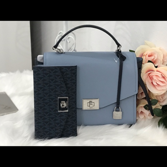 🌷Authentic MICHAEL KORS Pale Blue Messenger Set🌷 - Picture 2 of 8